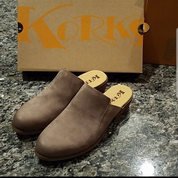 korks mules